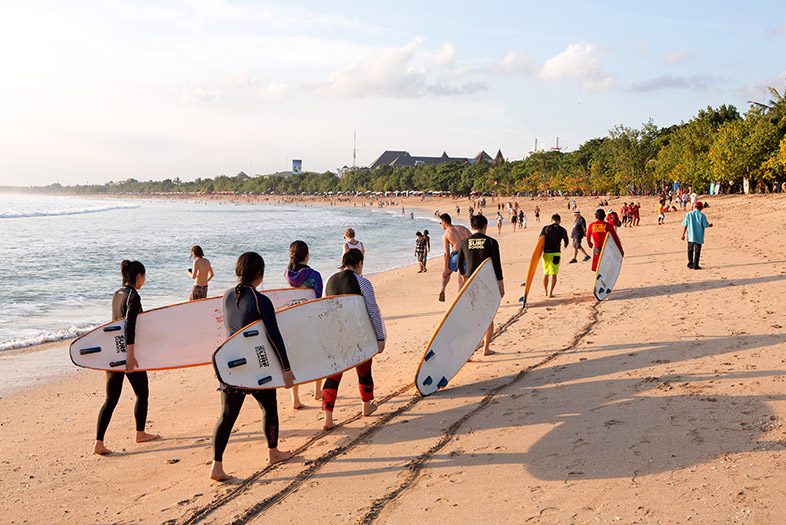 Belajar surfing di Pantai Kuta