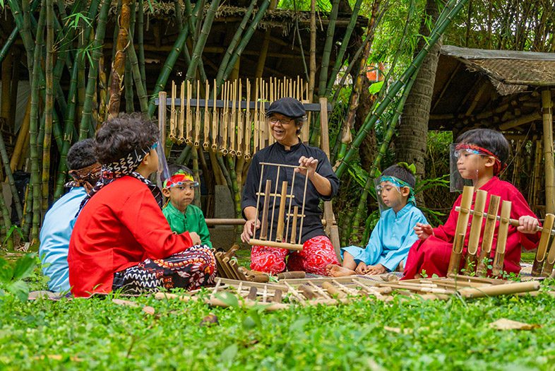 Saung Angklung Udjo, Bandung