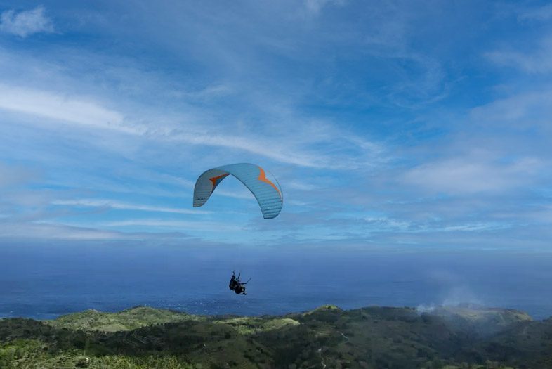 Paralayang di Nusa Penida