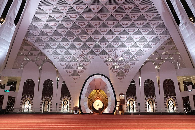 Grand Mosque Mahligai Minang, Padang interior